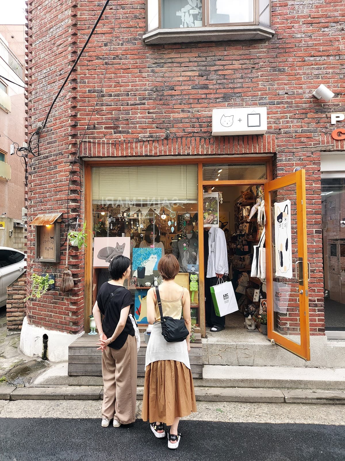 Cat-related knick-knacks shop near Seonyudo Park - Image 1