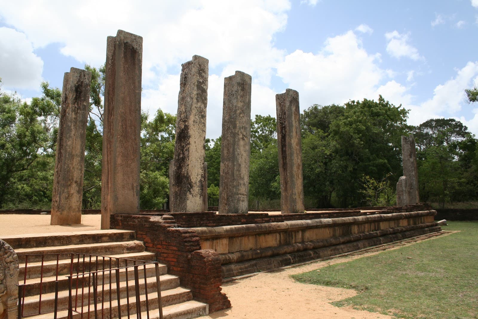 Ratnaprasada Guardstone - Image 1