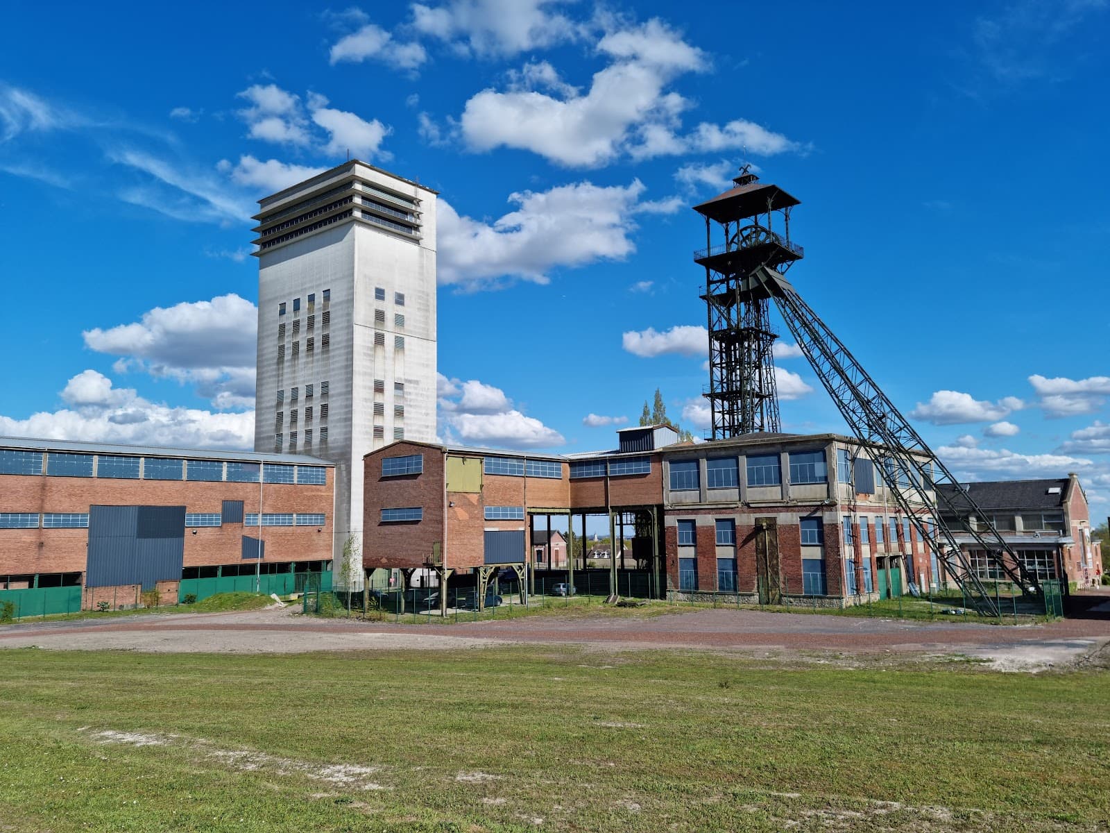 Base 11/19 and Terrils Loos-en-Gohelle - Image 1