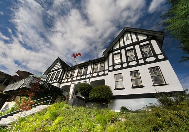 The Old Courthouse Inn - Image 1