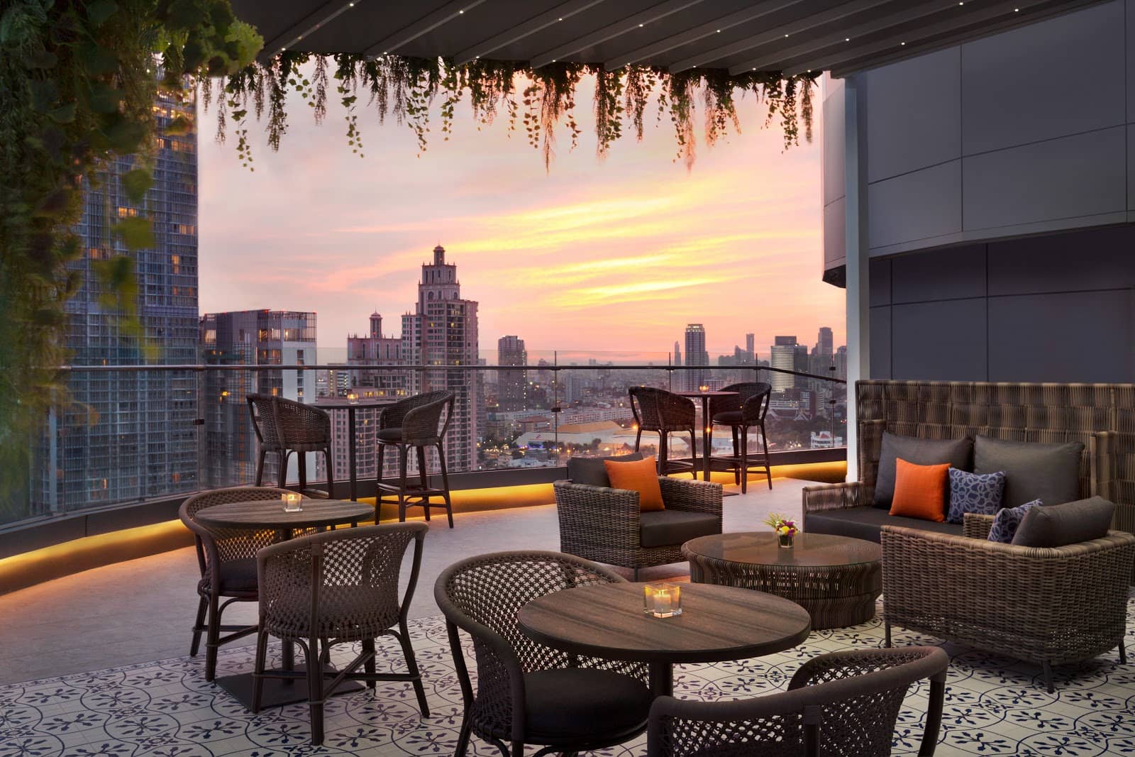 Vibrant Rooftop Ambiance