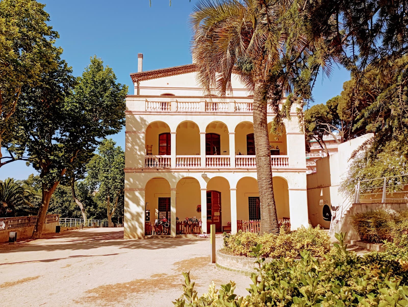 Ca l'Arnús Mansion (exterior) - Image 1