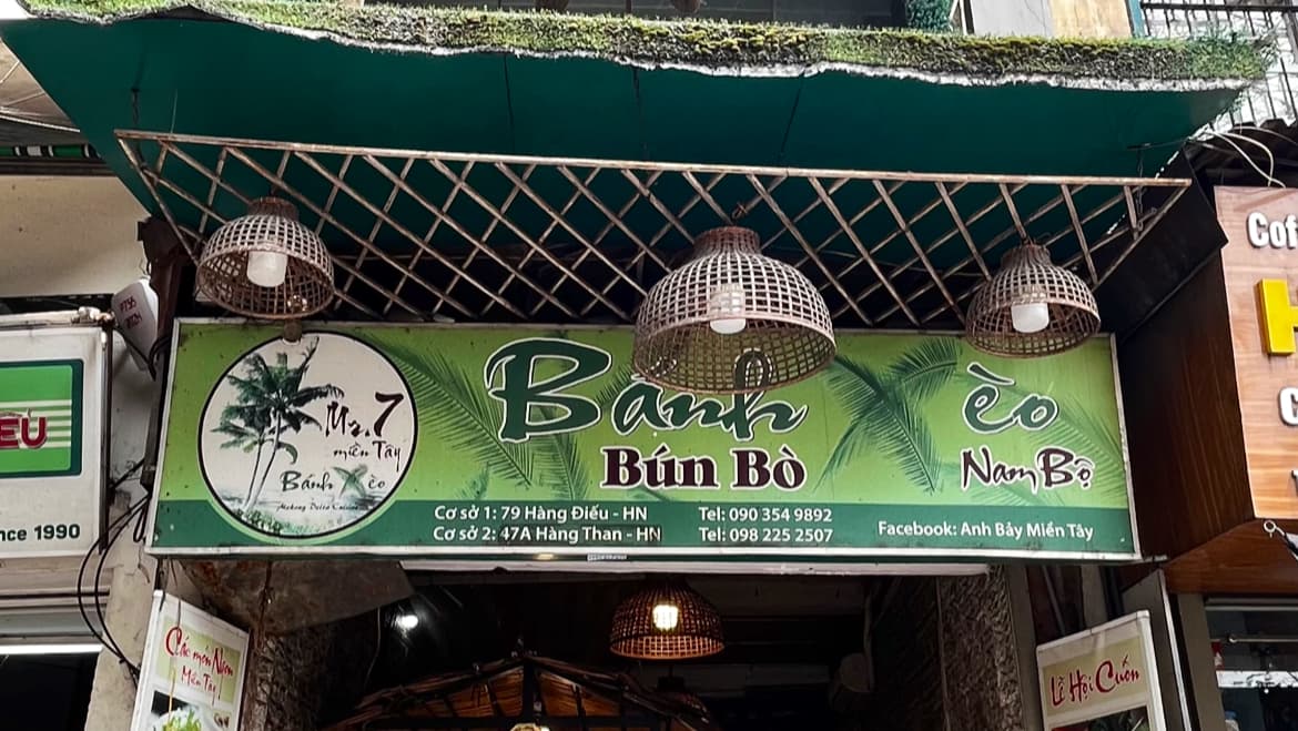 Various street stalls selling Banh Khot - Image 1