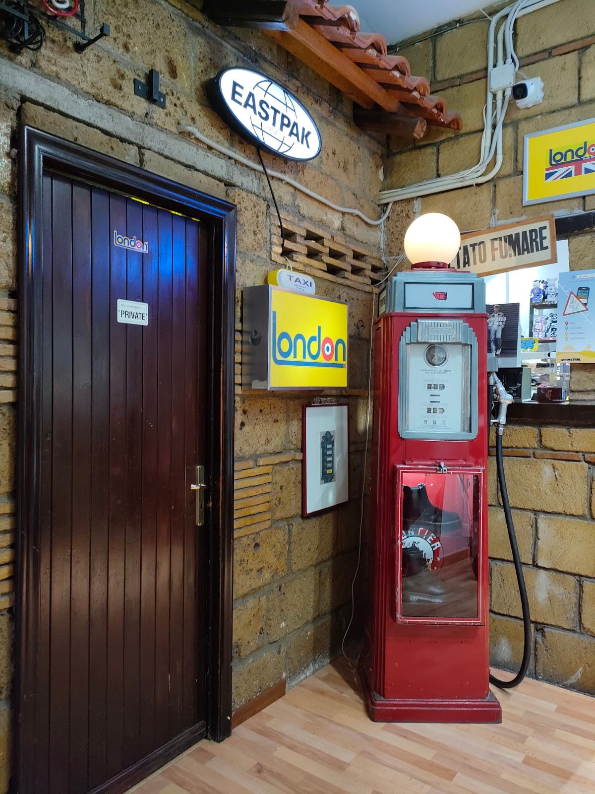 London, Via Nilo, 33/c, 80135 Napoli NA, Italy - Image 1