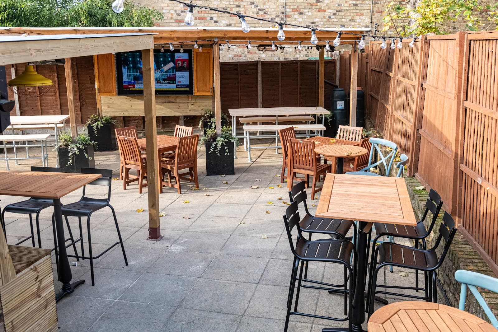 Swan & Pike Pool - Image 1