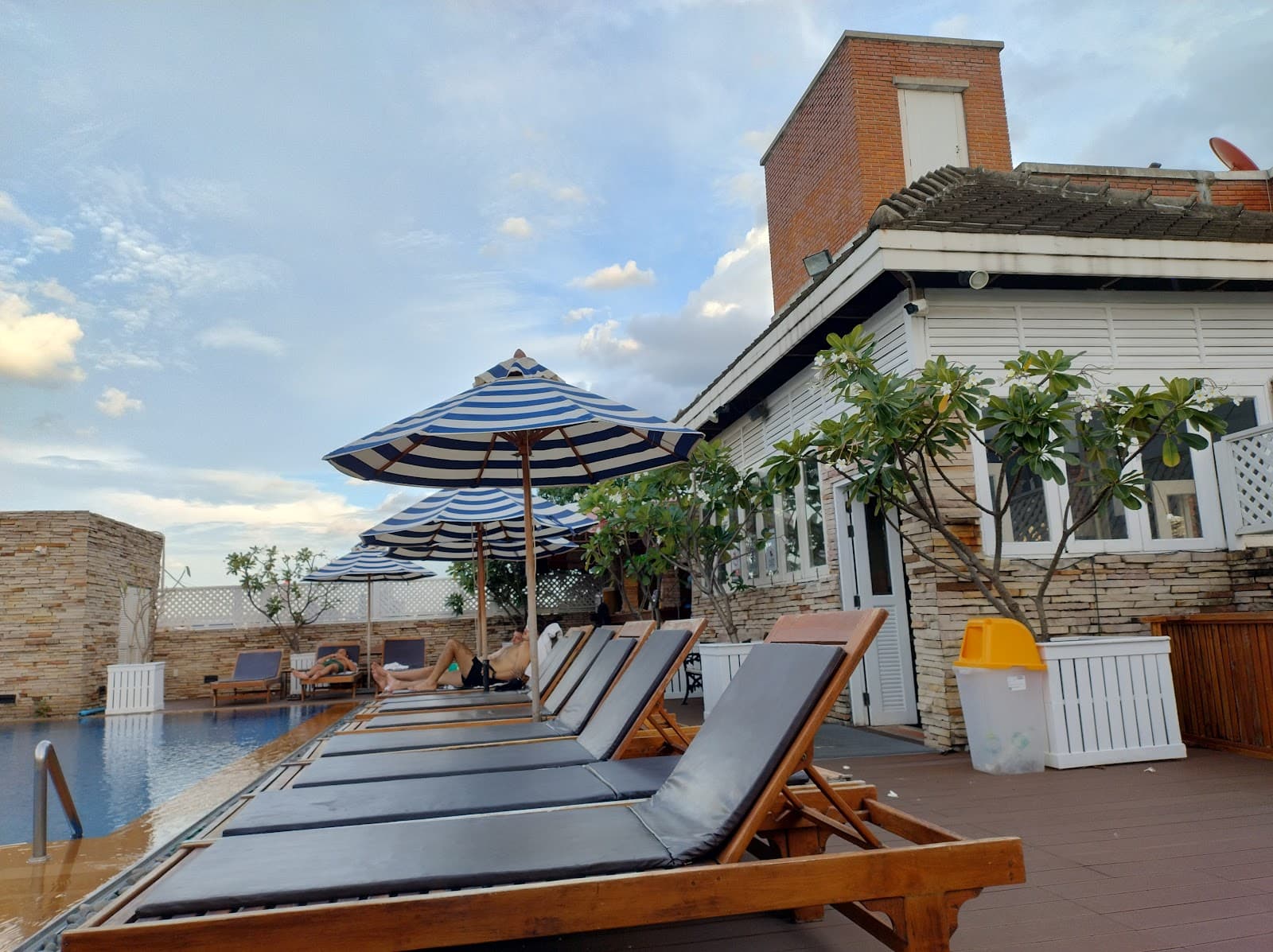 Buddy Lodge Hotel - Image 1