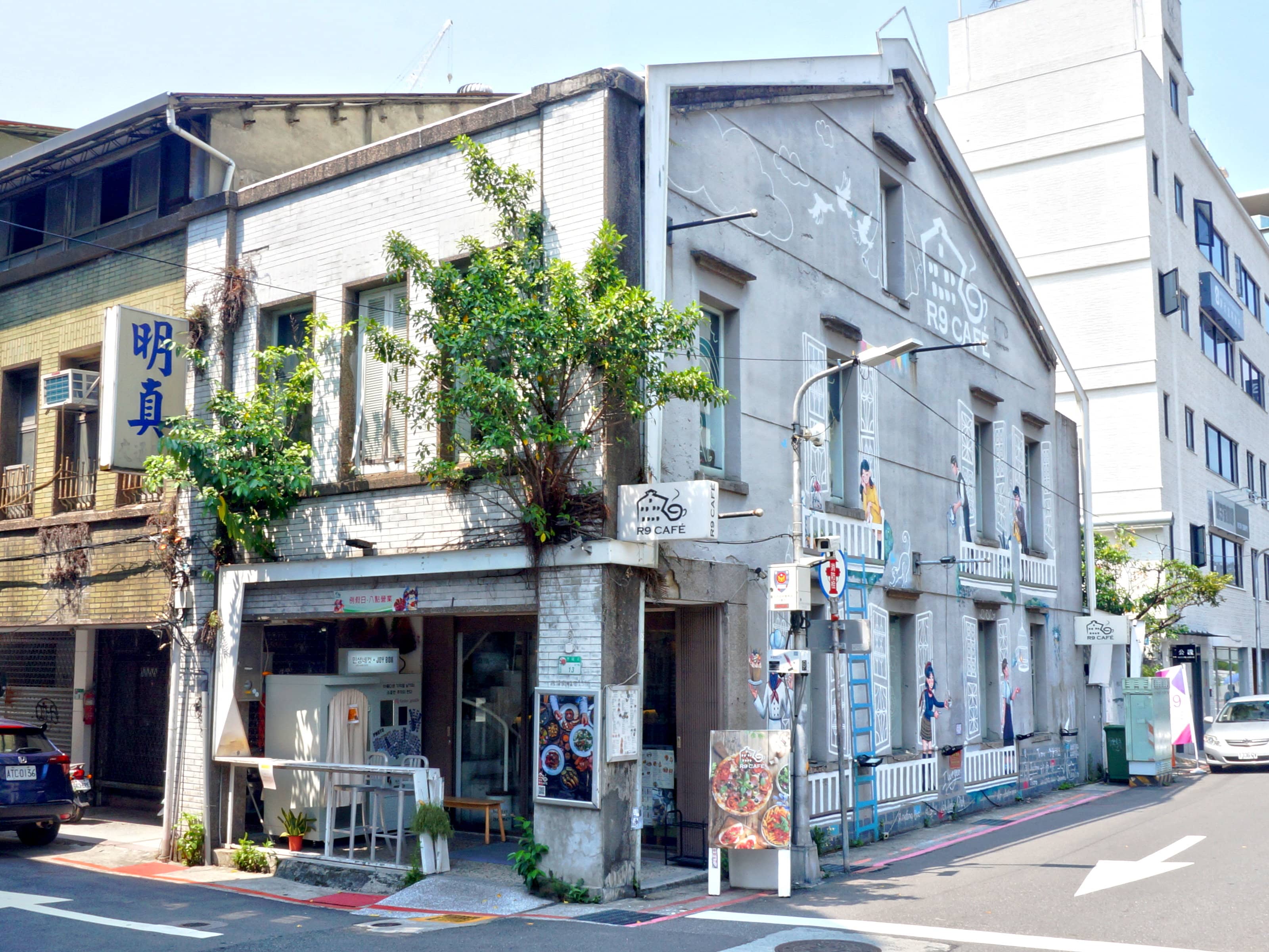 Independent Boutiques & Cafes