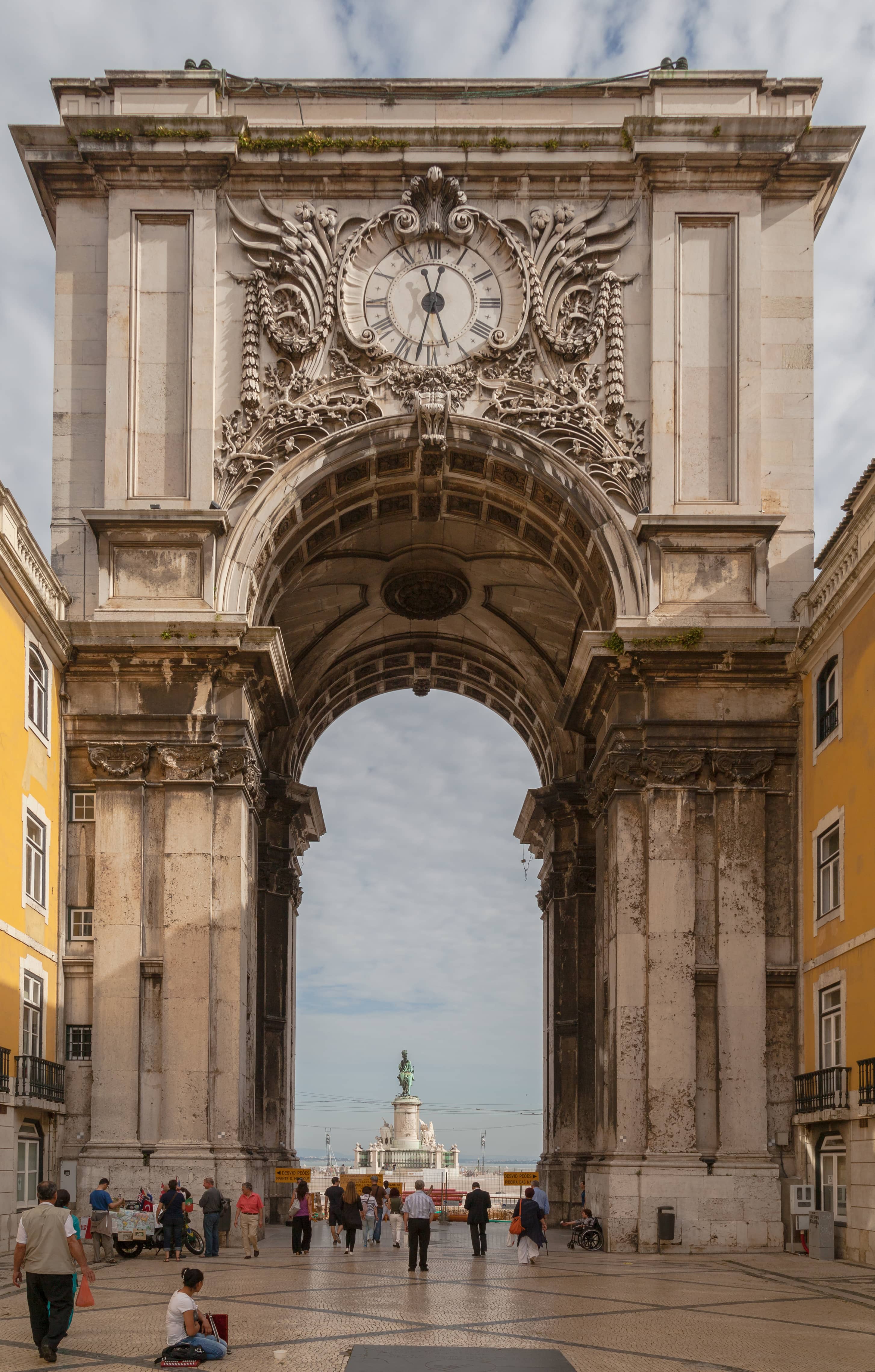 Rua Augusta's Lively Atmosphere