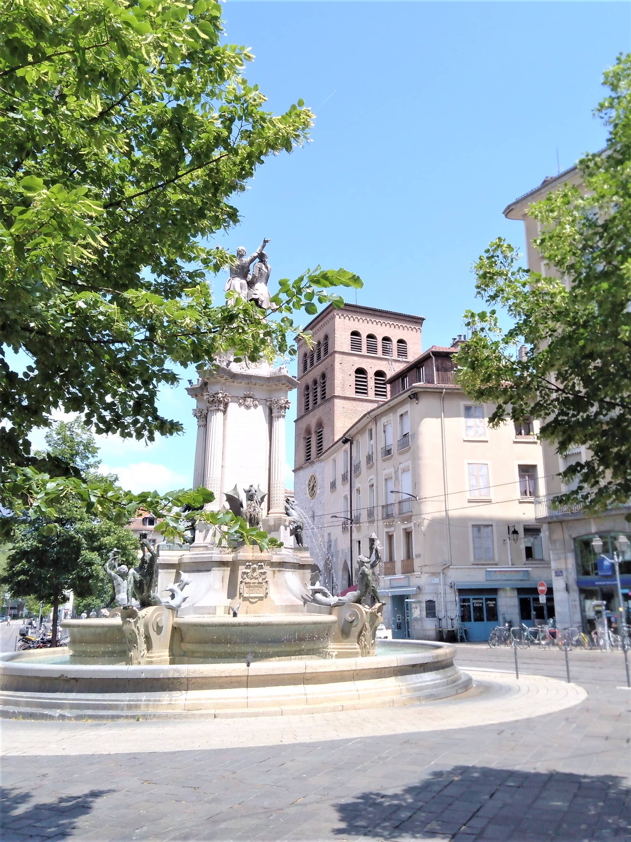 Place Notre-Dame Setting