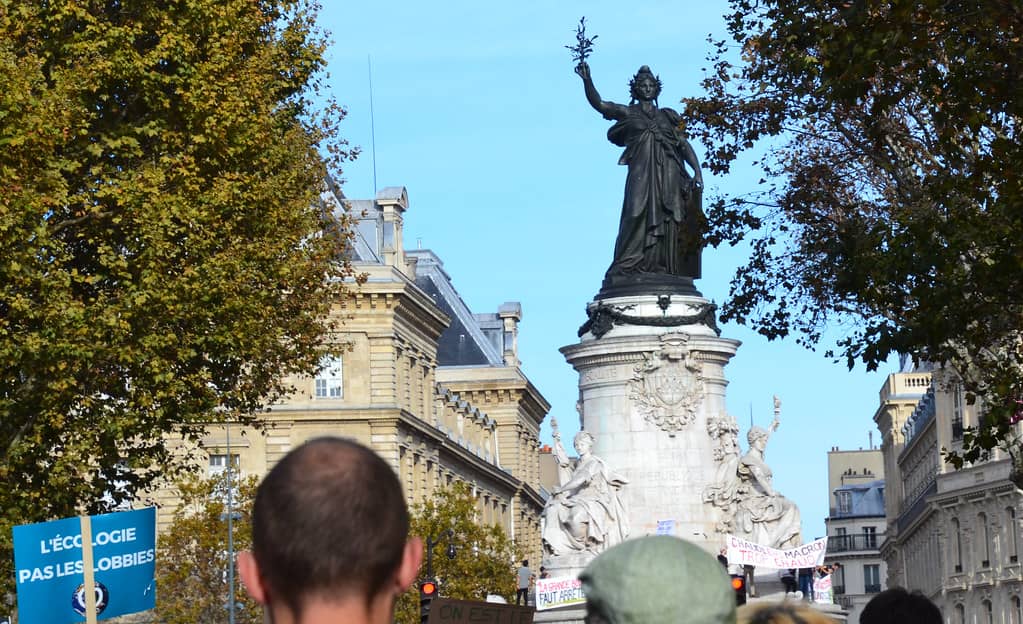 Lively Parisian Atmosphere