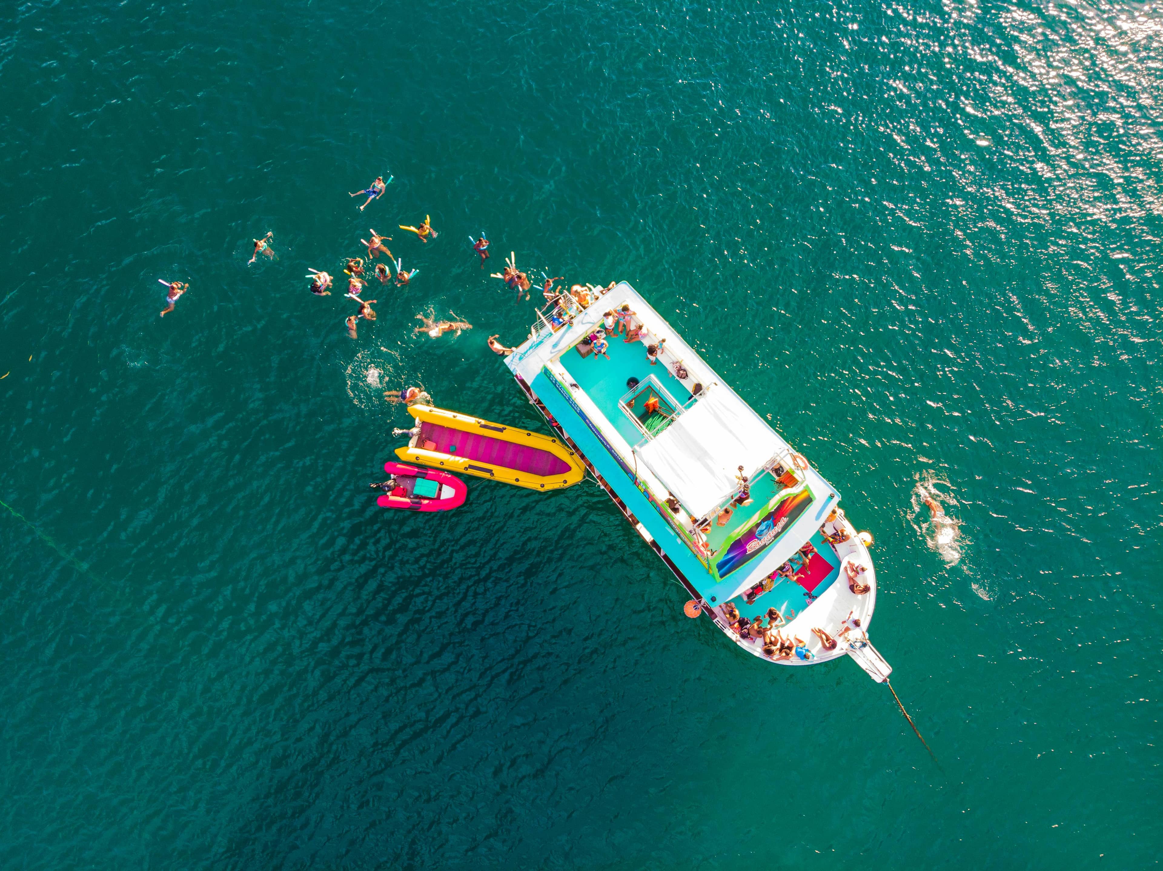 Lively Boat Entertainment