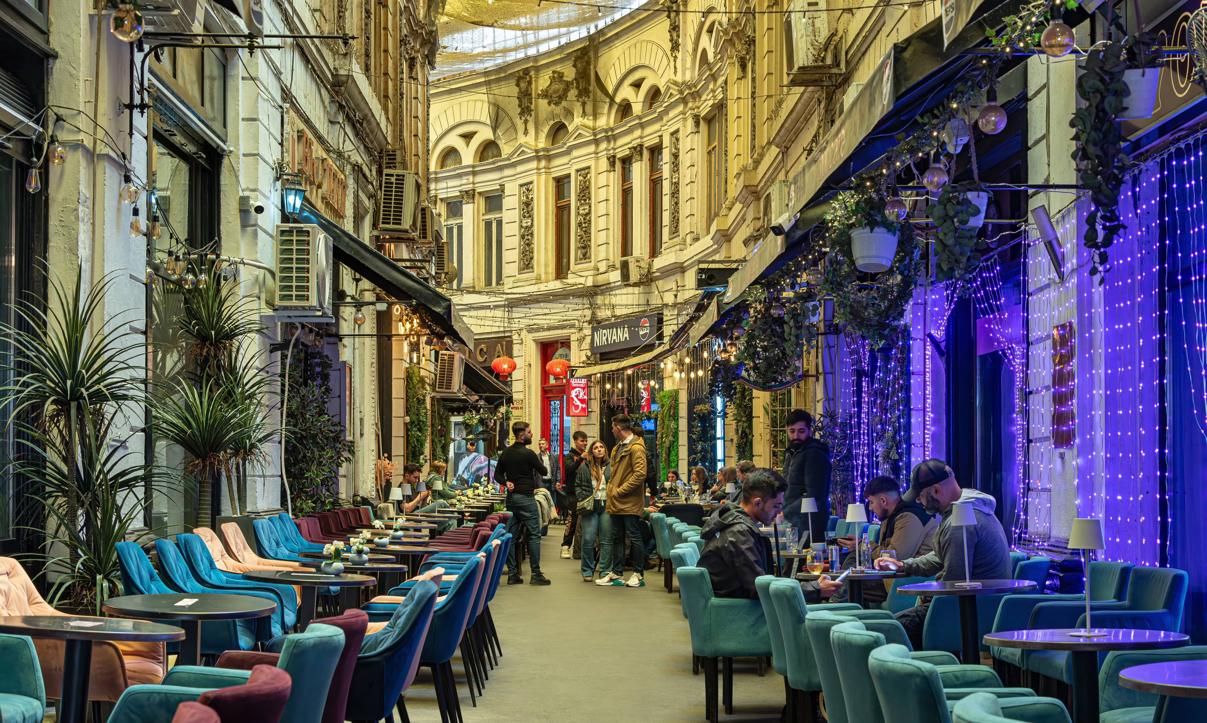 Lively Restaurant & Bar Scene