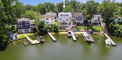 Boat Traffic Spectacle