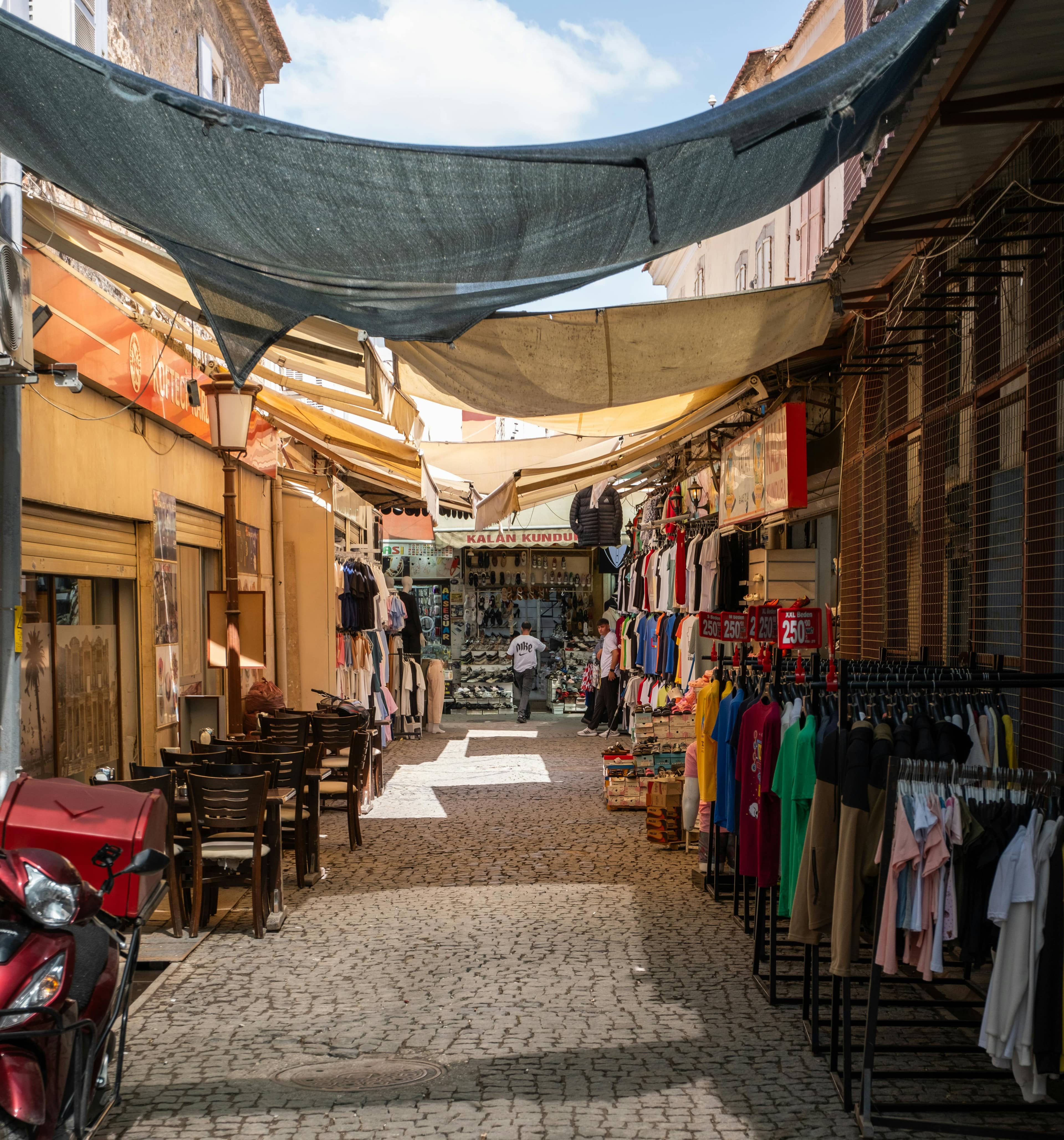 Vibrant Cafes & Restaurants