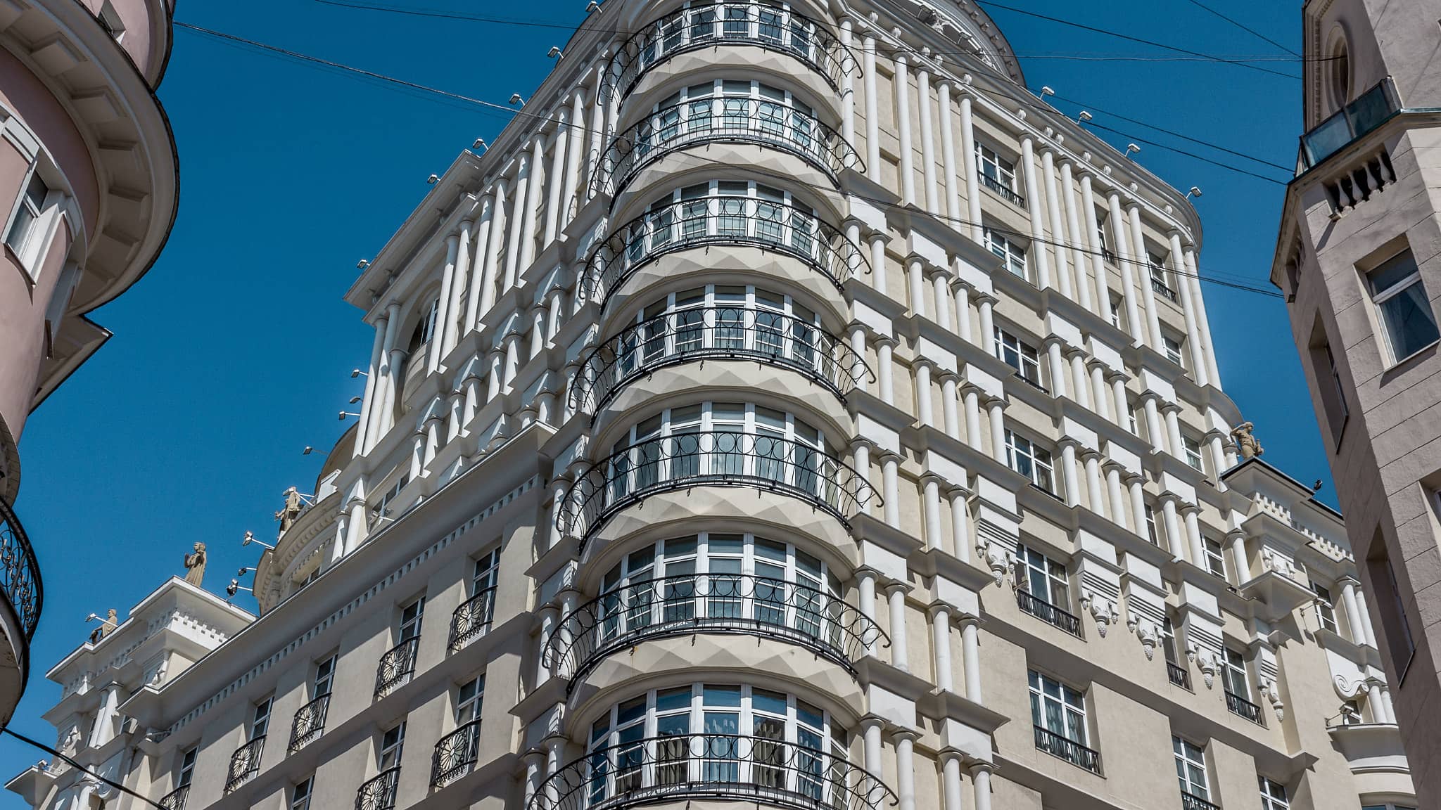 Chic Cafes & People-Watching