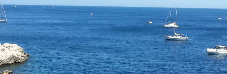 Alguns barcos de turistas curtido o sol mediterâneo