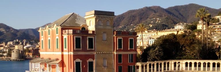 Le bancarelle natalizie sul lungomare, il castello addobbato con la casa di Babbo Natale, il car