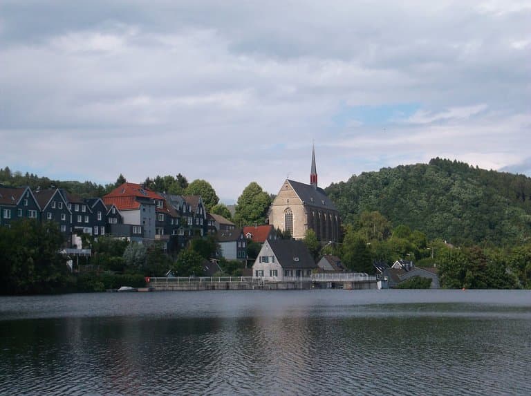 Die Klosterkirche und der Beyenburger Stausee