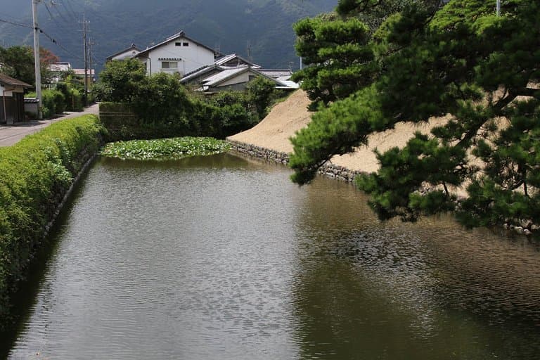 小さな堀。