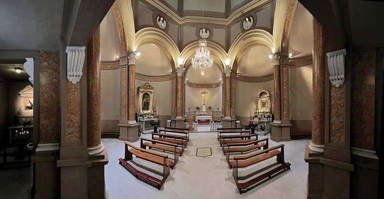 Sobria ed elegante l'architettura dell'interno, con un abbinamento sofisticato di materiali e co