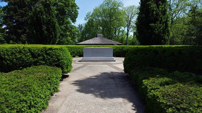 Tomb of the Unknown Patriot