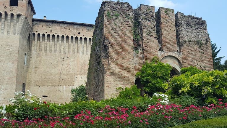 L'esterno del castello di Montechiarugolo