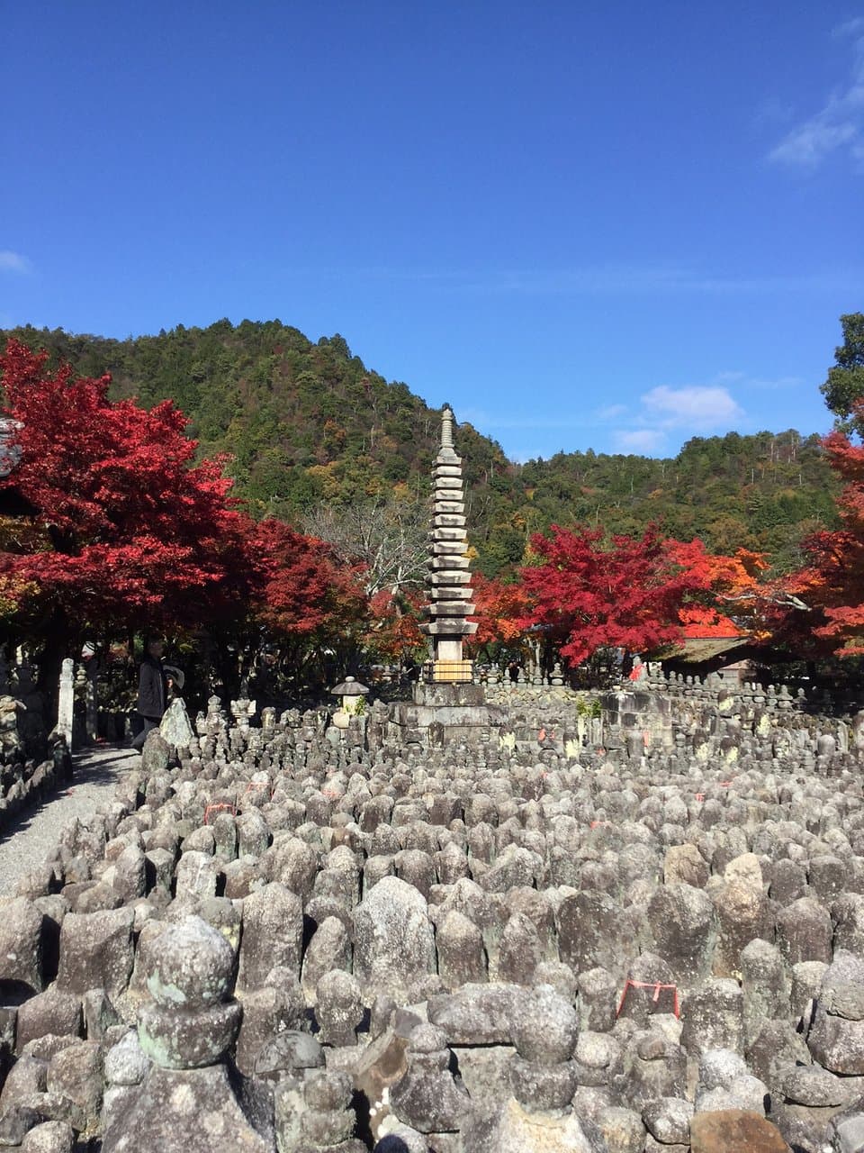 赤いもみじと石仏群