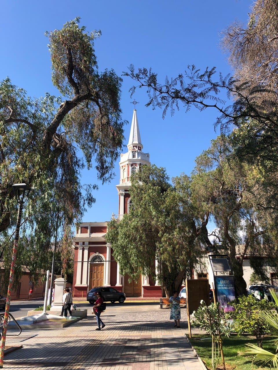 Plaza de Armas, Vicuña. Excelente lugar para descansar, ver artesanía y respirar aire puro. La plaza se encuentra ubicada en el centro de vicuña, alrededor de ellos se puede encontrar diversos lugares para comer. Destacó la heladería artesanal Bilbaína. Todo natural y muy ricos.
