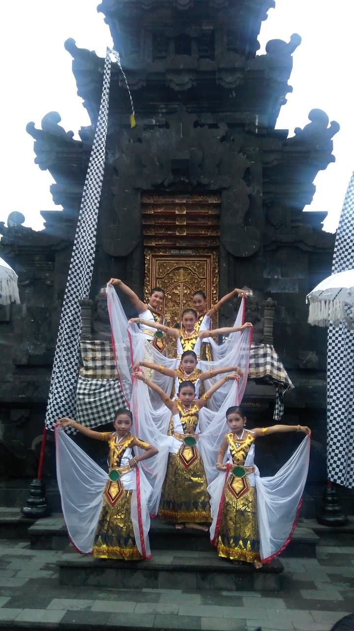 Balinese dance at Pura Agung Giri Natha