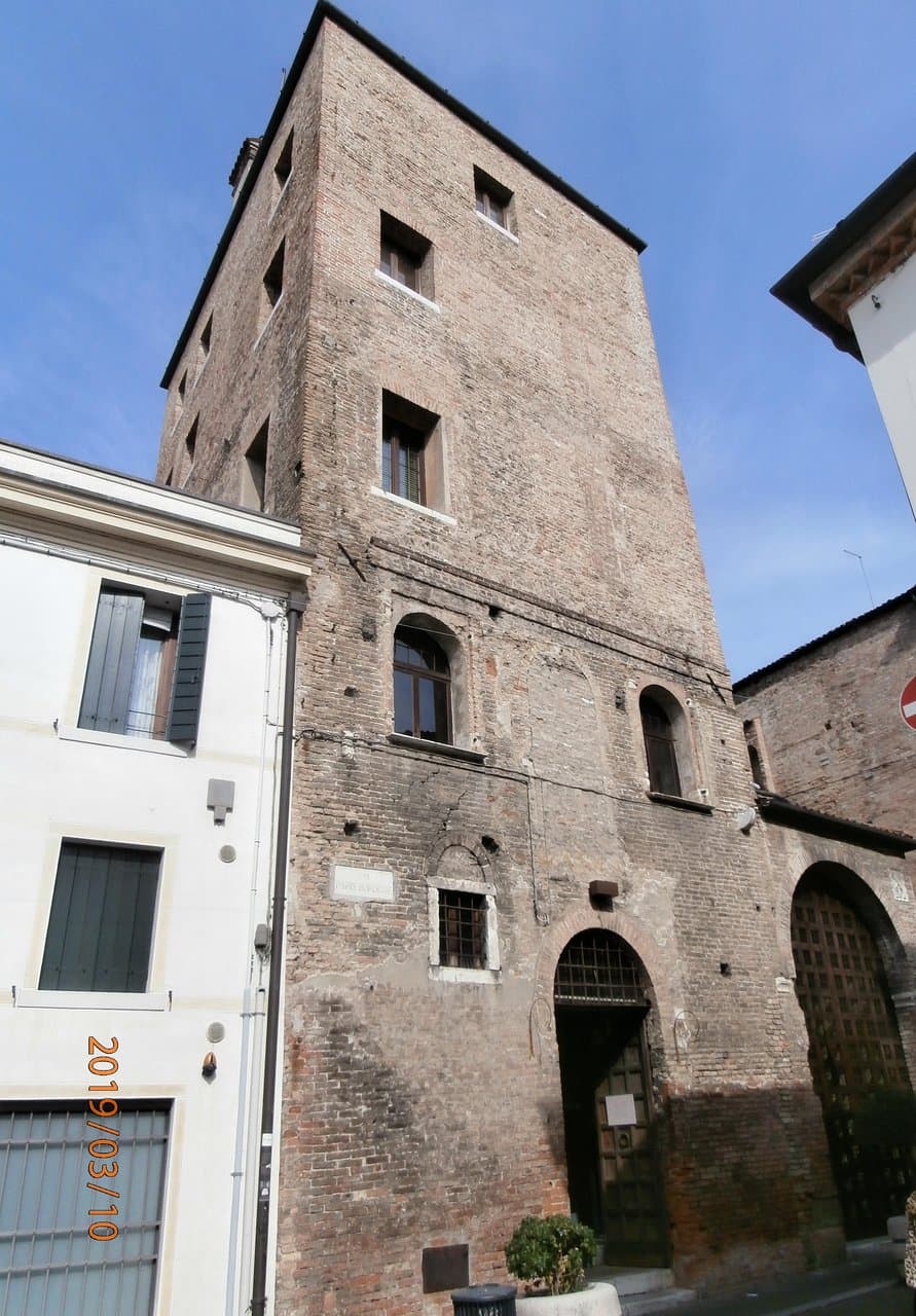 Torre in angolo in Piazza Pola/via P.Bordone