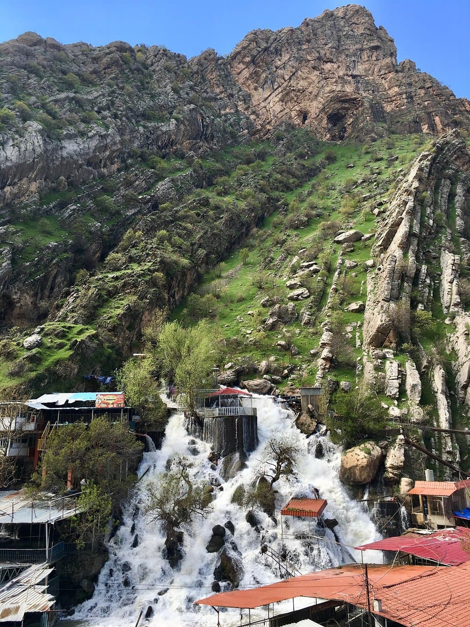 Bekhal Summer Resort has a natural waterfall flowing down the center of the mountain. Near the base of the mountain visitors can find a bazaar and food stalls. It’s found at a distance of 105 kilometers from Erbil, Bekhal waterfalls can be reached via two ways: one starting from above the waterfalls of Gali Ali Beg and the other passing through Soran district.