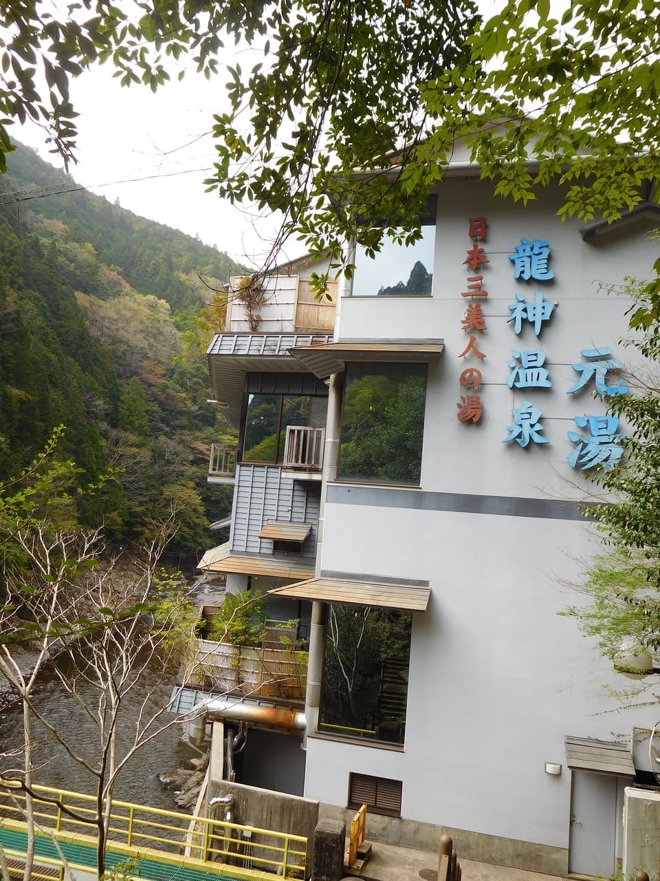 川と温泉建物