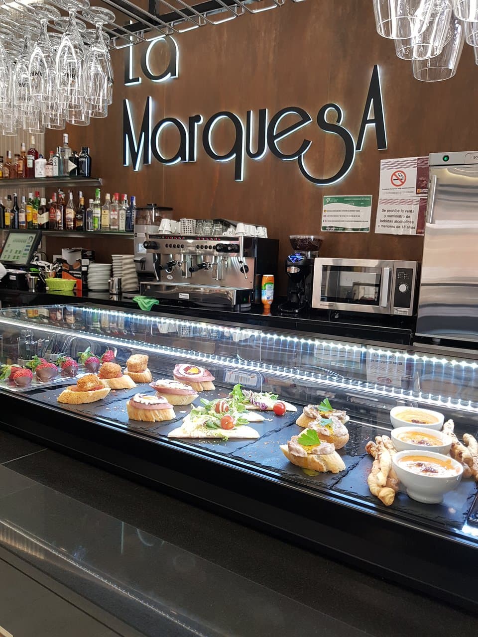 Restaurante cafetería en pleno centro de Teruel. Un espacio donde disfrutar y compartir. Para quedarte como un Marqués. Frente al museo.