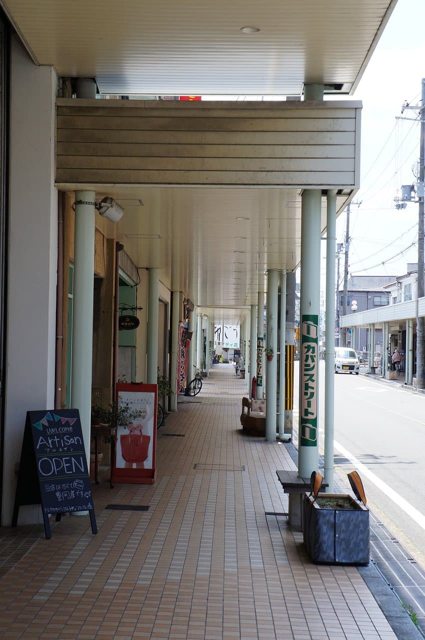 静かなカバンストリート。 アーケードになっています。 花壇もバッグ(トランク)の型になっています。