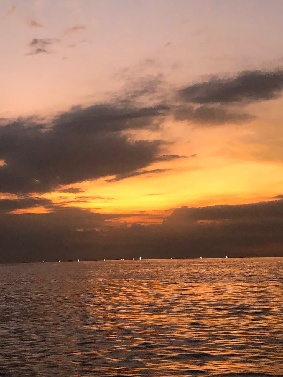 اخذنا جوله بالقارب في المنطقه لمدة اكثر من نصف ساعه مررنا بالفنادق والمنتجعات والاسواق المطله على الشاطئ وهناك الكثير من الاكشاك على الشاطئ تقدم العصرات الطازجه والاكل الشعبي الفلبيني وقطار صغير ياخذك في جوله على الشاطئ