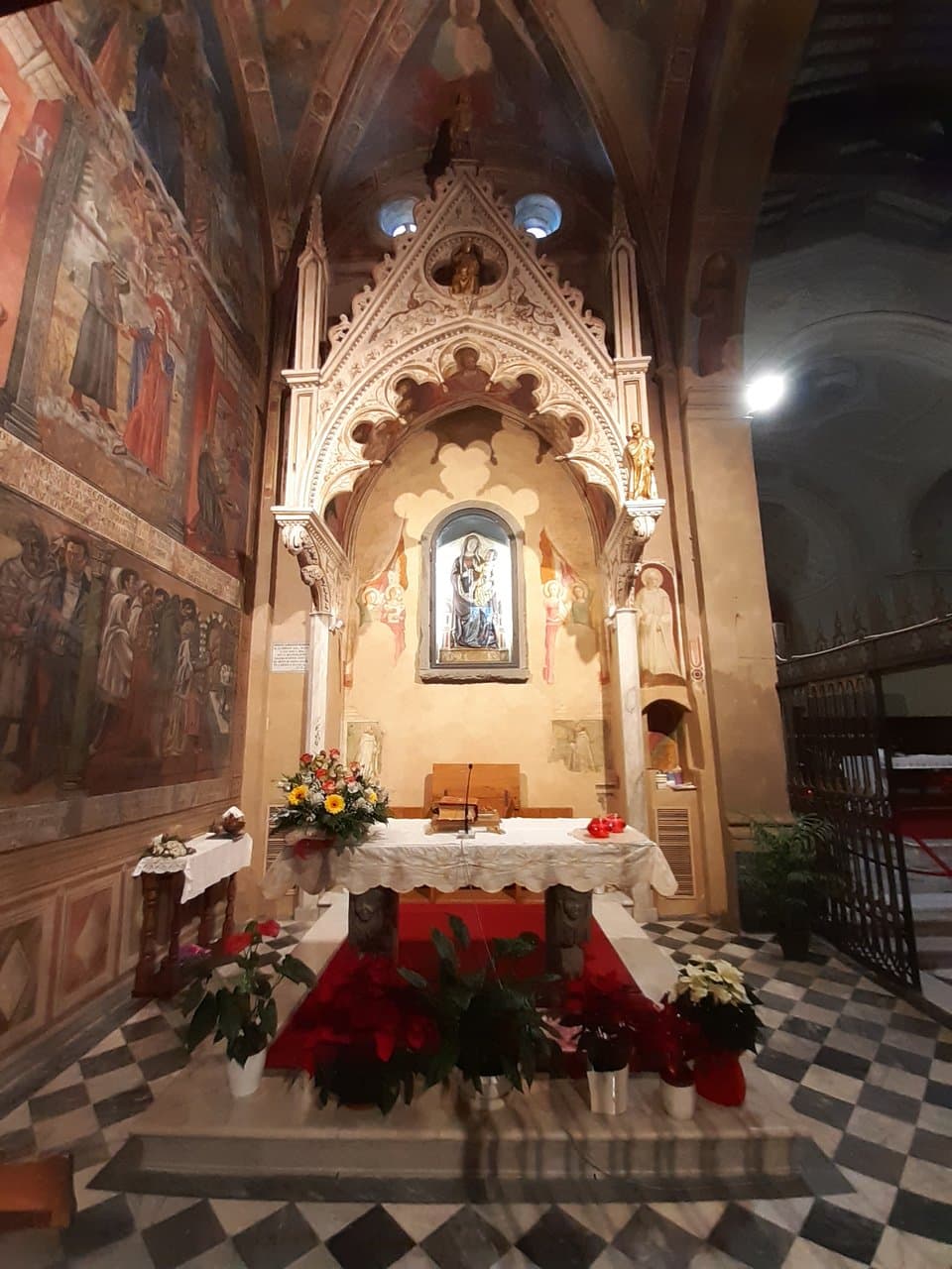 navata di sinistra con tabernacolo della Madonna