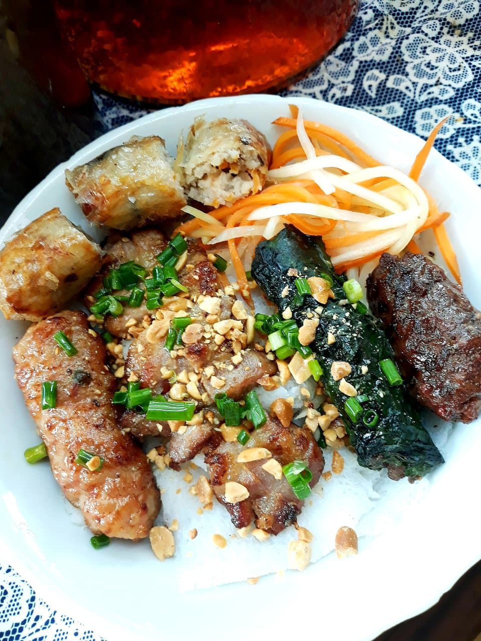 món bún thịt nướng thập cẩm ăn no luôn gồm có nem nướng, thịt nướng, chả giò, bò lá lốt, bò mở chài