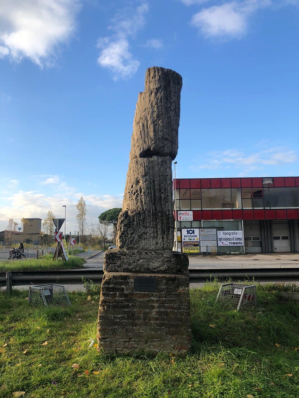 Cippo romano risalente al 220 a.c. che segnalava la distanza dal centro di Ariminum (Rimini)