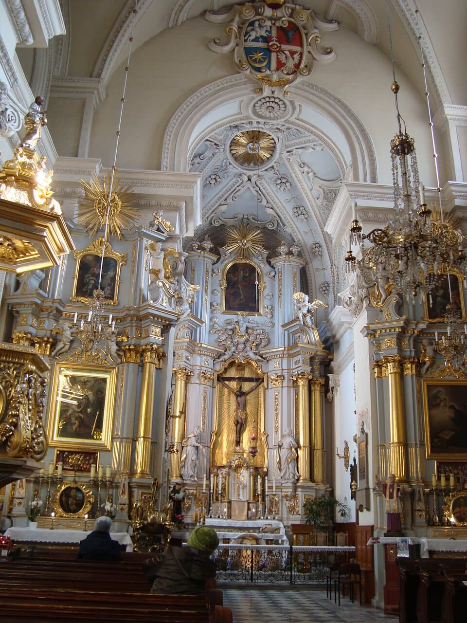 W środku biało-złoto