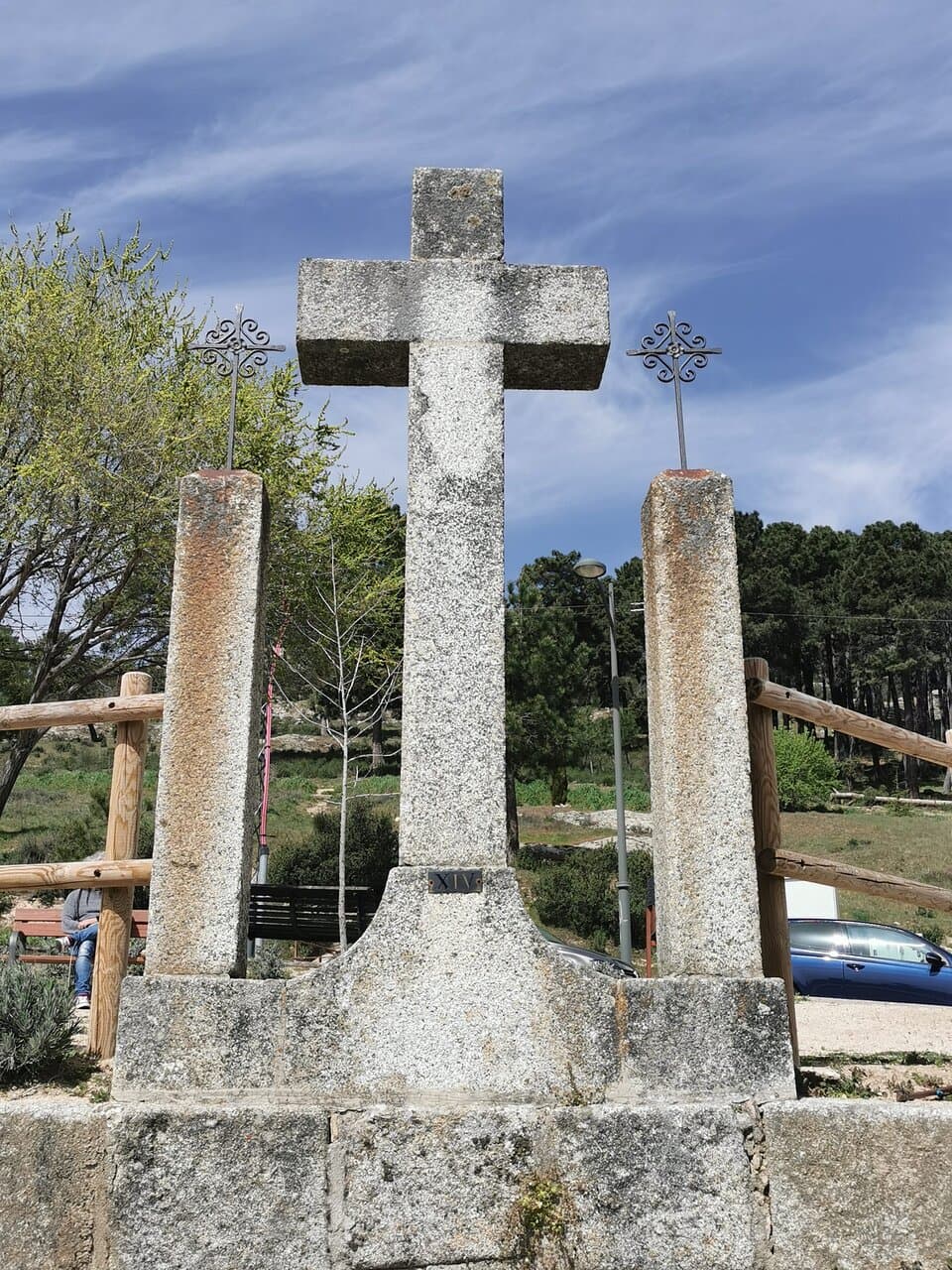 Calvario y última estación, frente a la puerta del cementerio.