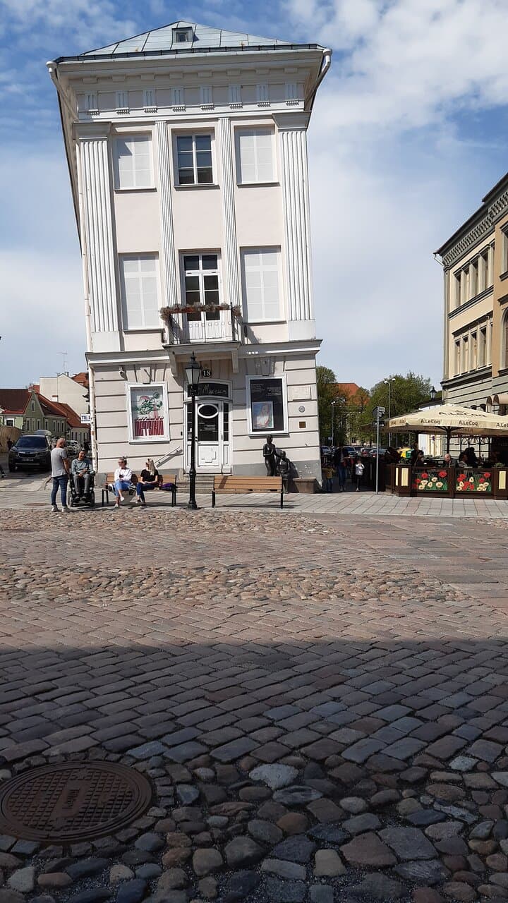 Ingången till Konstmuseet i "Det lutande huset".