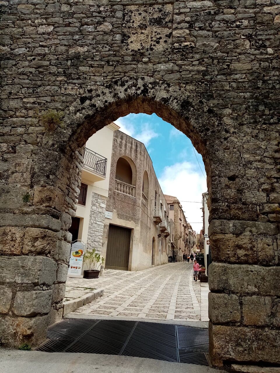 Porta Trapani, l'entrata al bel borgo di Erice. Giugno 2021