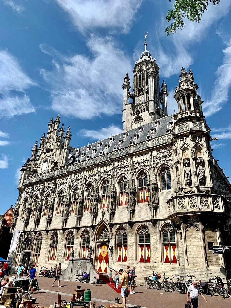 Het stadhuis van Middelburg, op de voorgrond een klein stukje van de brocante markt.