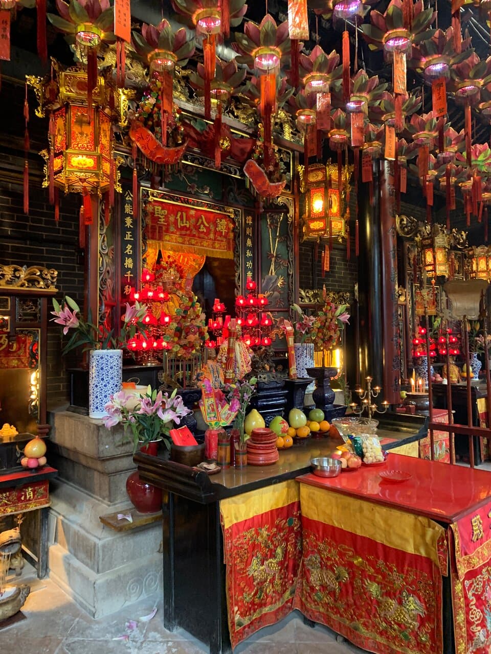 Tam Kung Temple - decorative shrines