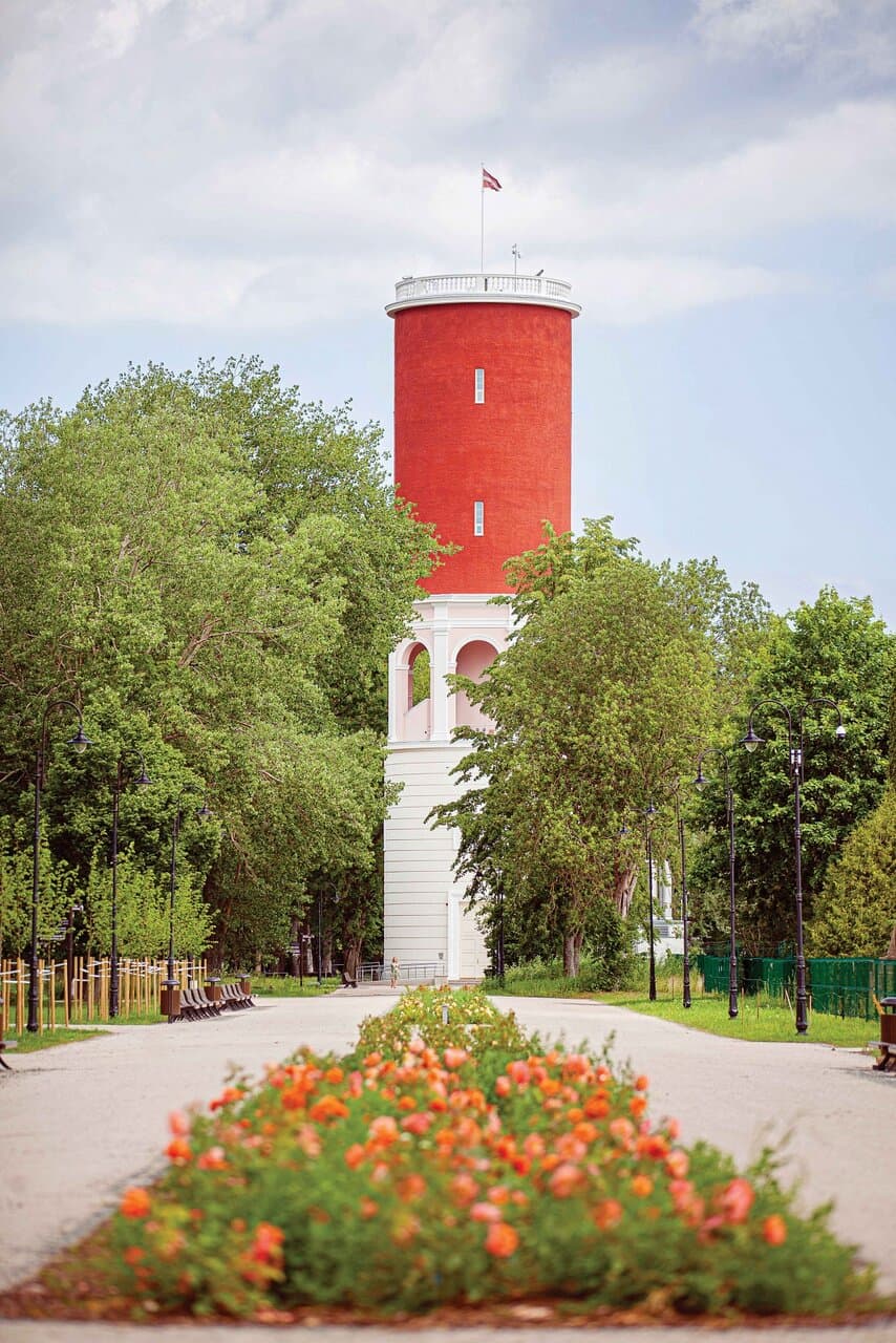 The building of 42 m in height (the highest one in Kemeri) is a part of the industrial inheritance of Latvia, a national monument that was built in 1929, the architect - Friedrich Skujins. A water tower that more looks like a lighthouse is located near the once-popular Kemeri hotel that was called also “The White Liner”. The tower contained a sulfur springs water reservoir of 100 m3 of volume.