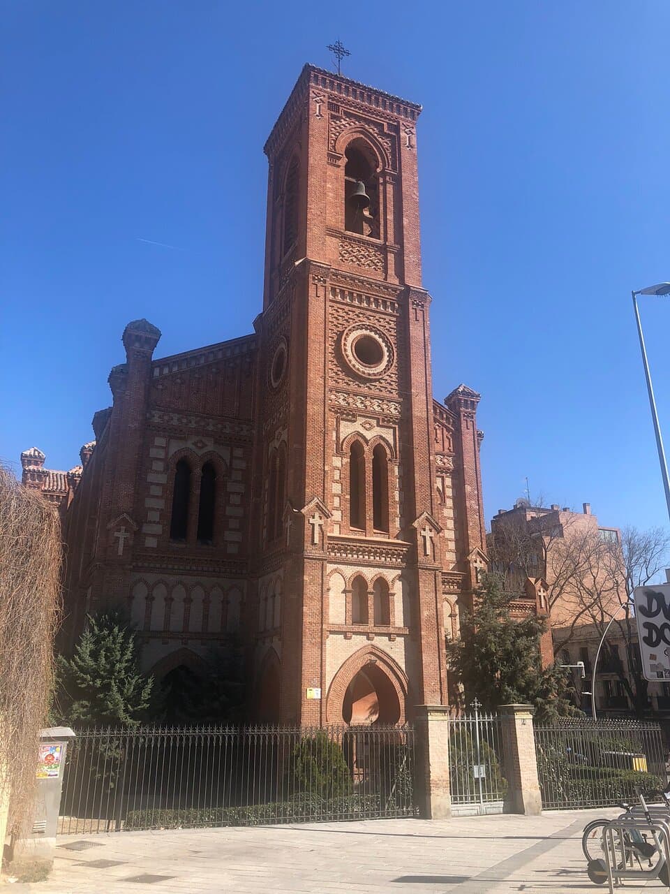 Fachada lado del campanario foto tomada Febrero 2022
