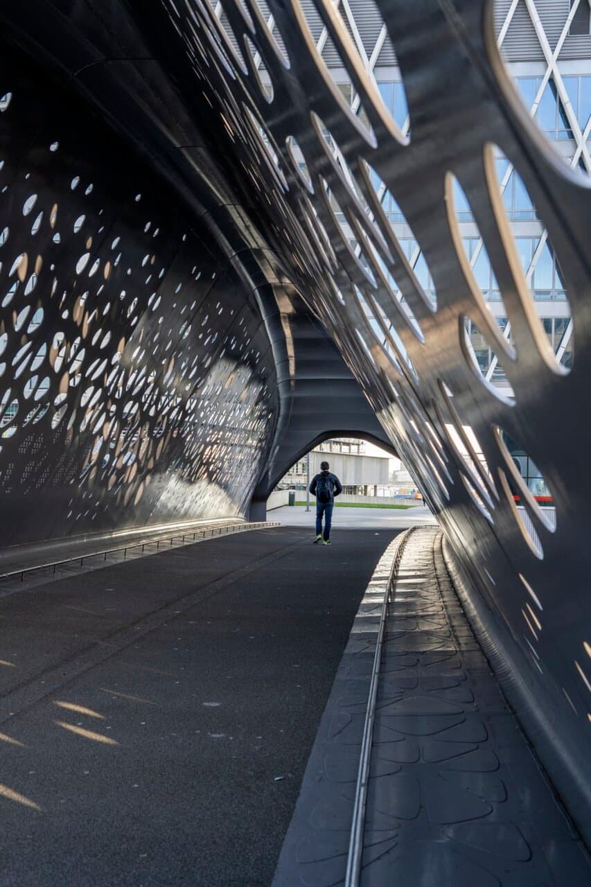 Un puente con una arquitectura y un juego de luces y sombras fantástico
