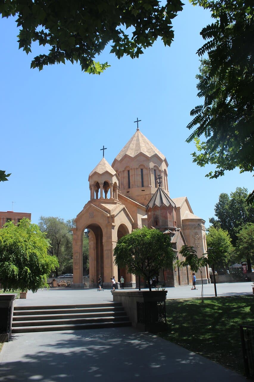 Церковь святой Анны сзади и маленькая древняя церковь Катогике спереди. Вид с юго-запада.