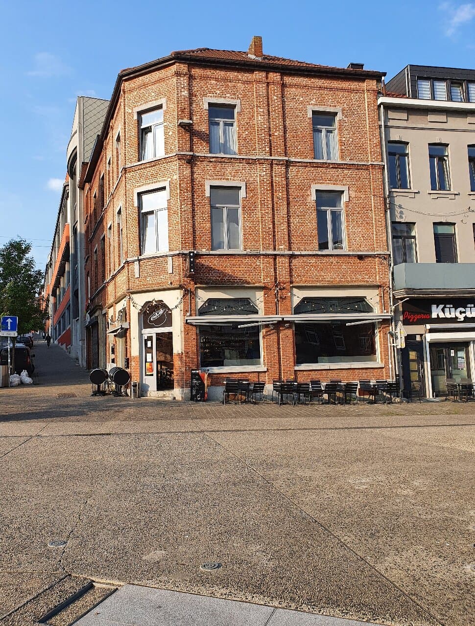Le Chapeau on Place De La Digue