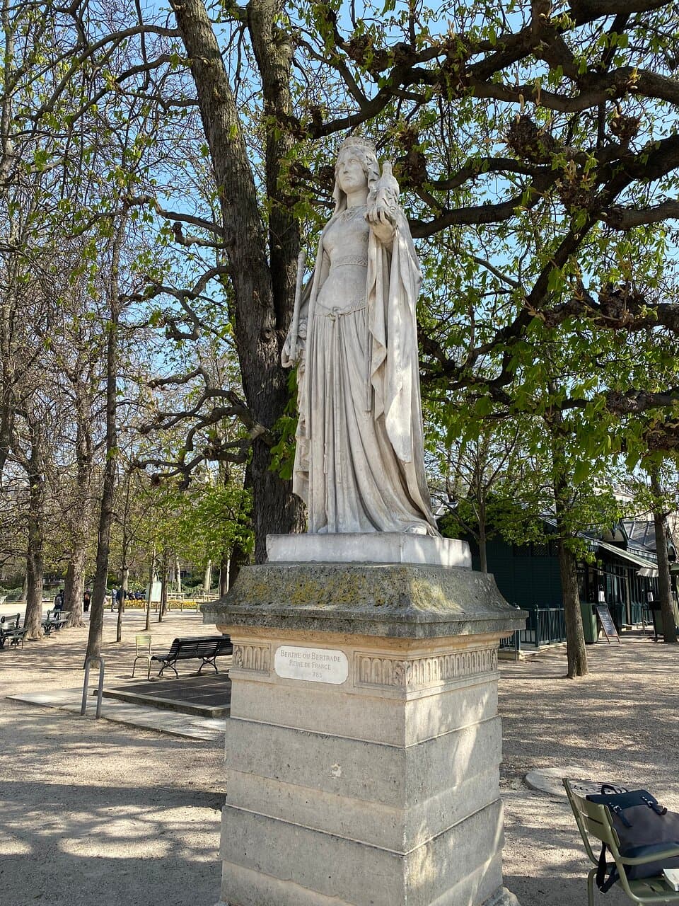 Statue de la Reine Berthe